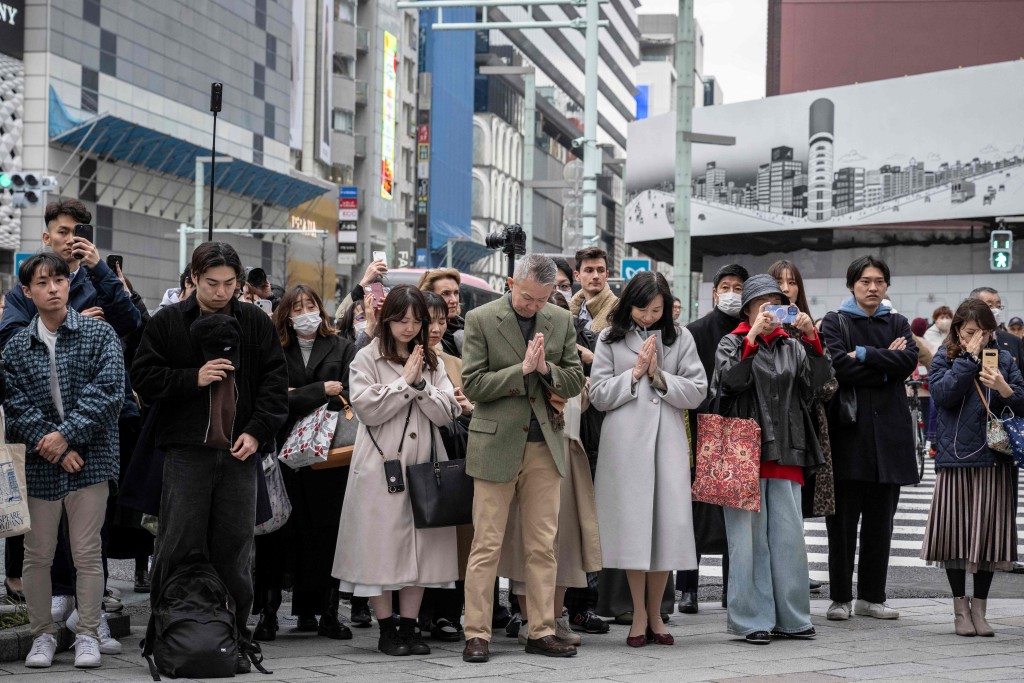 311大地震14周年，東京銀座的民眾為死難者默哀。法新社