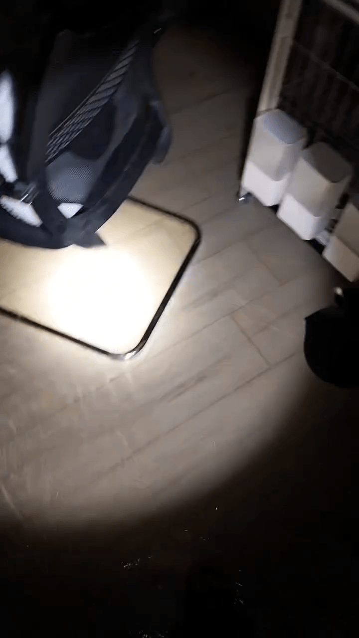 她在片中邊拍邊崩潰控訴：「無啦，仲要停電呀依家」（圖片來源：phiyanaet＠Threads）