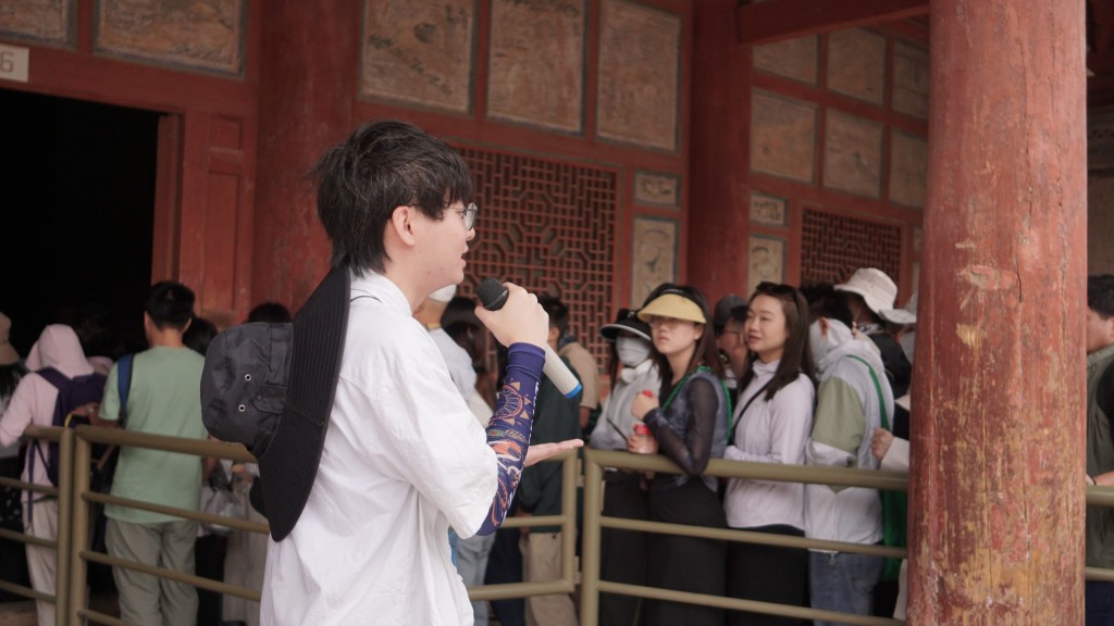 賴志賢在洞窟前為遊客講解。受訪者提供 賴志賢在洞窟前為遊客講解。受訪者提供