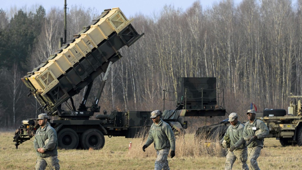 2015年在华沙附近的Sochaczew军事基地，美国士兵在爱国者导弹旁经过。 路透社