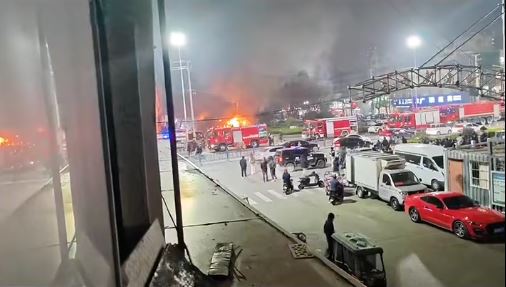 爆炸波及範圍極大，火球濃煙沖天如戰區。