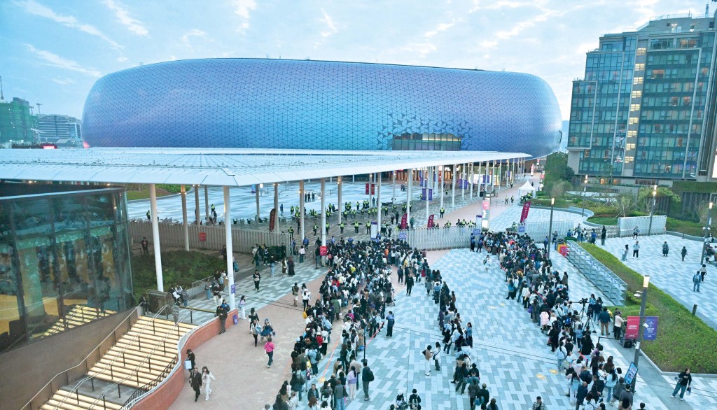 啟德體育園投入應用的「離場易」，以人工智能技術，為觀眾提供各離場路線的實時預計步行時間。