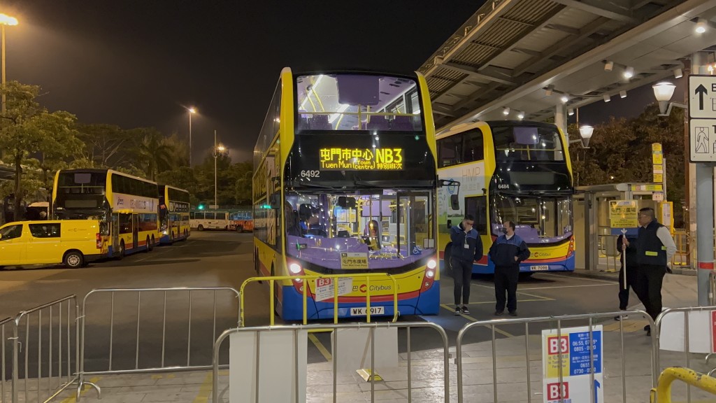 巴士公司开设特别路綫接载旅客来往屯元天等地。蔡楚辉摄