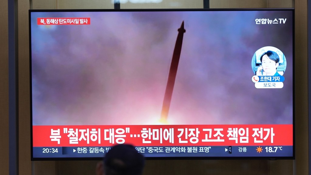 南韓電視台報道北韓發射彈道導彈的消息。 美聯社
