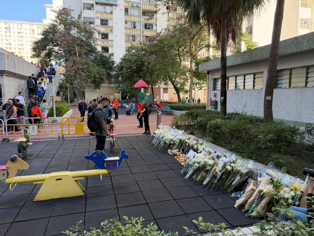 數百名市民今日到場獻花悼念死難者。