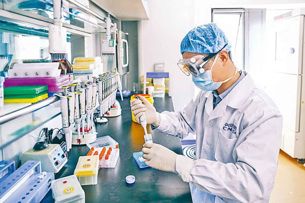 中国科研人员加速新冠疫苗研发。　