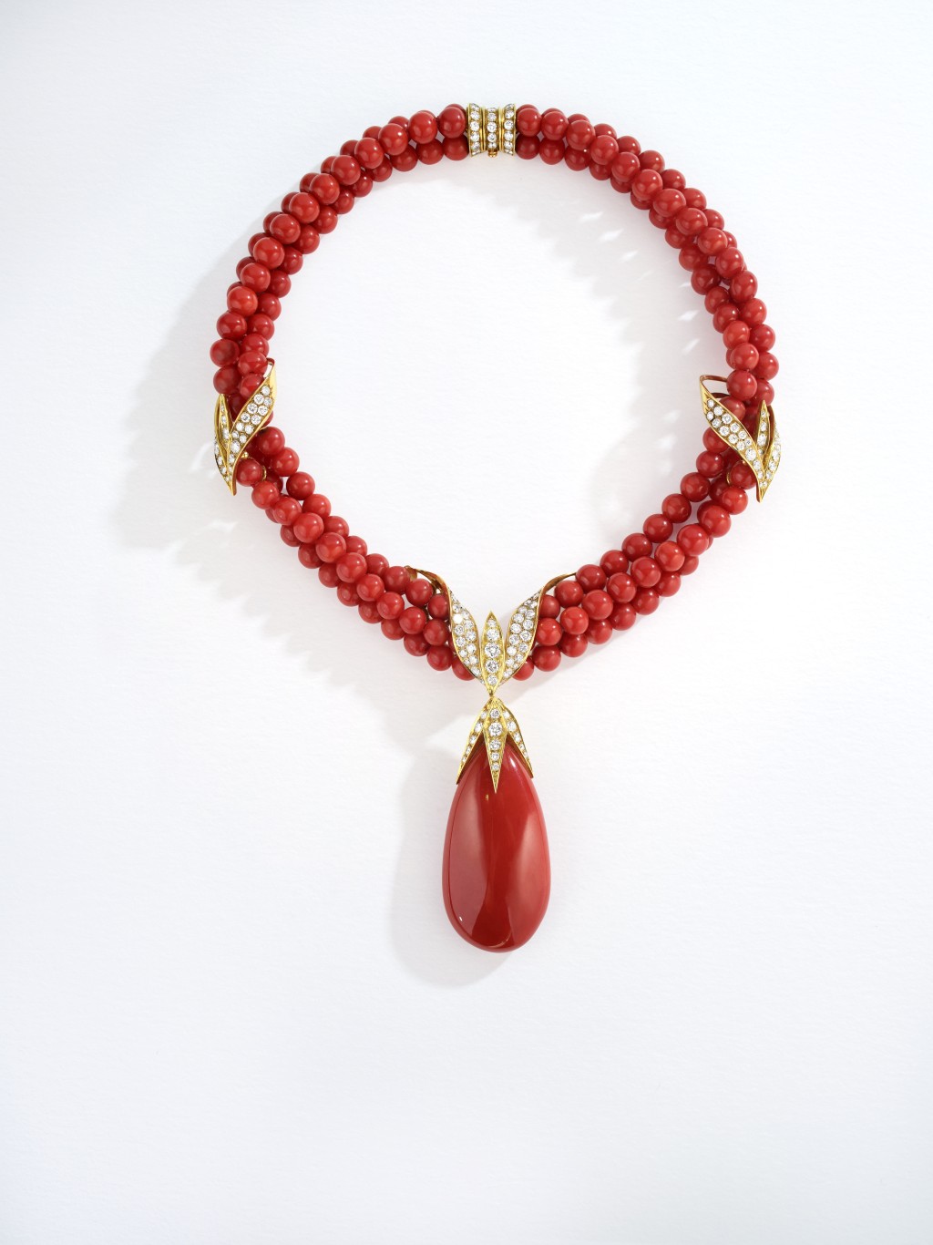 1976年的作品，Moro珊瑚配黃金鑲鑽石Conga項鏈。