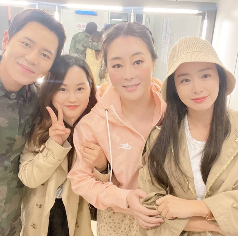李奎炯(左一)與金泰希及音樂劇演員合照。