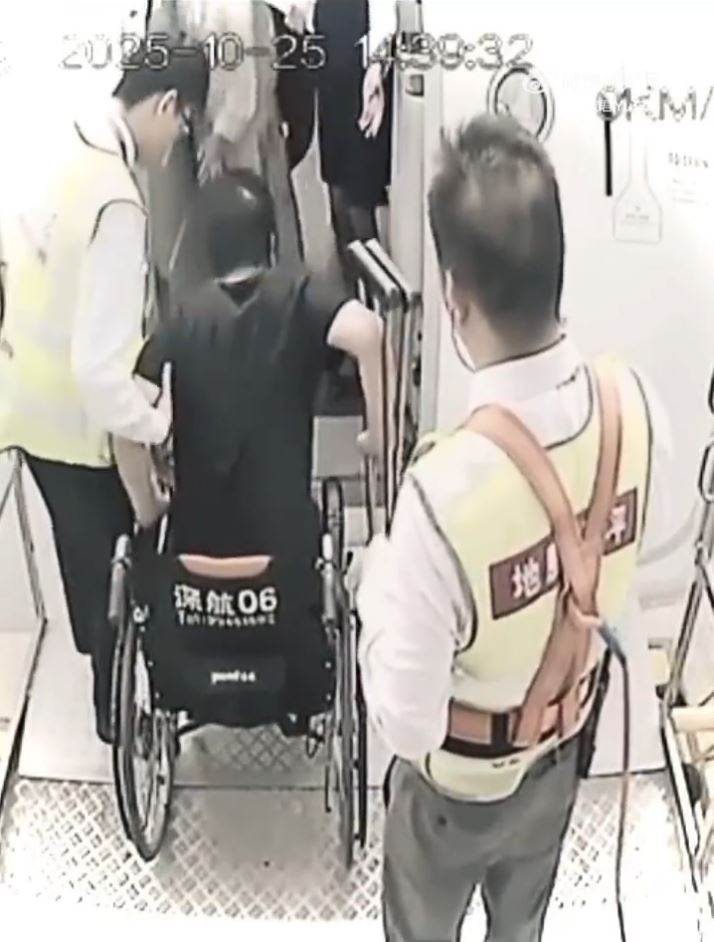 閉路電視顯示鄭智化登機全程有多人協助。