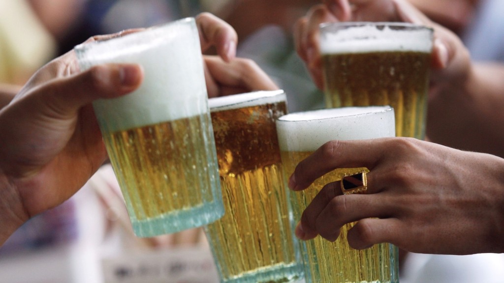 英國國民保健服務（NHS）建議民眾每星期飲酒別超過14個單位，每單位相當於1品脫（568毫升）啤酒或1小杯紅酒。 路透社