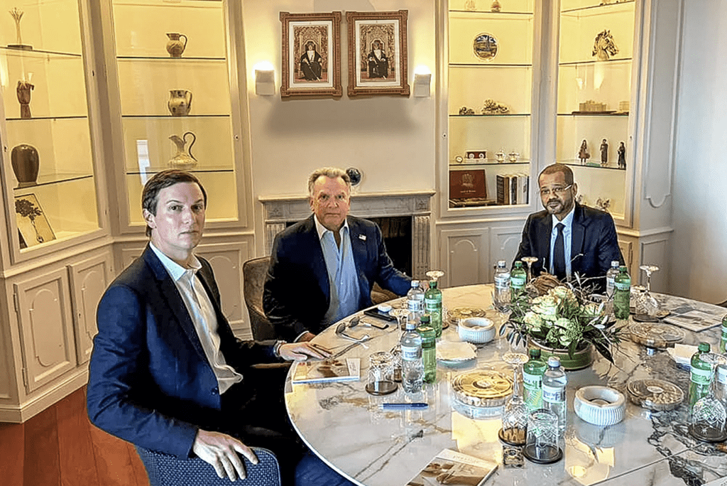 2026年2月26日，美國特使威特科夫（中）和庫什納（左）在日內瓦會見了阿曼外交部長阿拉格齊。法新社