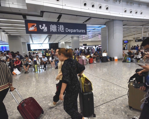 大批內地旅客離港。