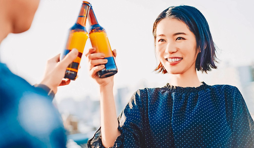 「清酒萬歲」比賽官網表示，日本酒類市場正在萎縮，人口老化及出生率下降是主因。