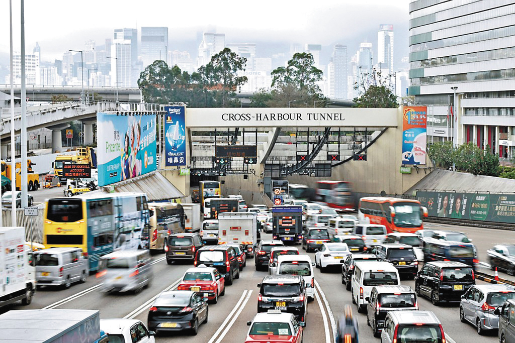 車友們已認定幾類車,大家要特別小心,的士或貨車,經常不知何故長期打指揮燈,另外是巴士司機自創的打三次指揮燈代表感謝,車友認為見到此等車發出指揮燈訊號時,要多加留意訊號是真確或是「Fake」你! 車友們已認定幾類車,大家要特別小心,的士或貨車,經常不知何故長期打指揮燈,另外是巴士司機自創的打三次指揮燈代表感謝,車友認為見到此等車發出指揮燈訊號時,要多加留意訊號是真確或是「Fake」你!