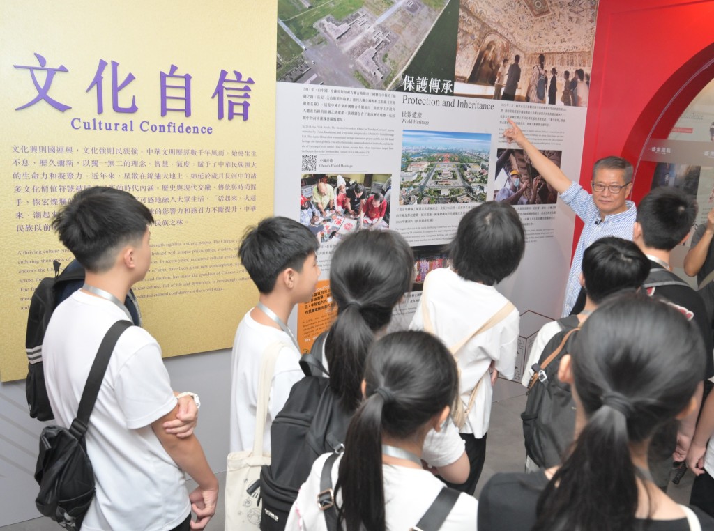 陈茂波（右一）希望学生们学习更多人工智能相关的知识。陈茂波FB图片