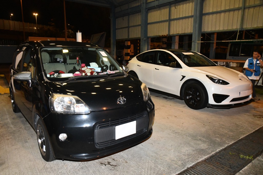 兩部涉案私家車。徐裕民攝 兩部涉案私家車。徐裕民攝