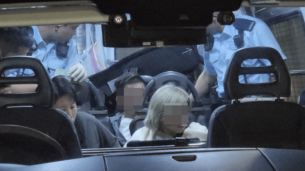 涉案男女被帶上警署。黎志偉攝 涉案男女被帶上警署。黎志偉攝