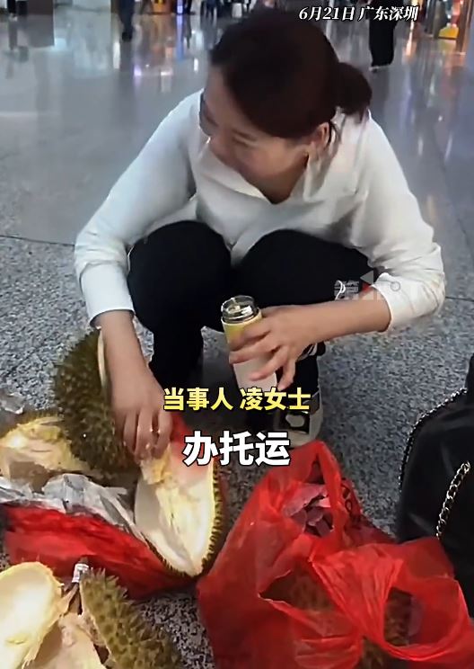 凌女士企圖偷帶榴槤上飛機失敗，要在機場即場食光。第一眼TV