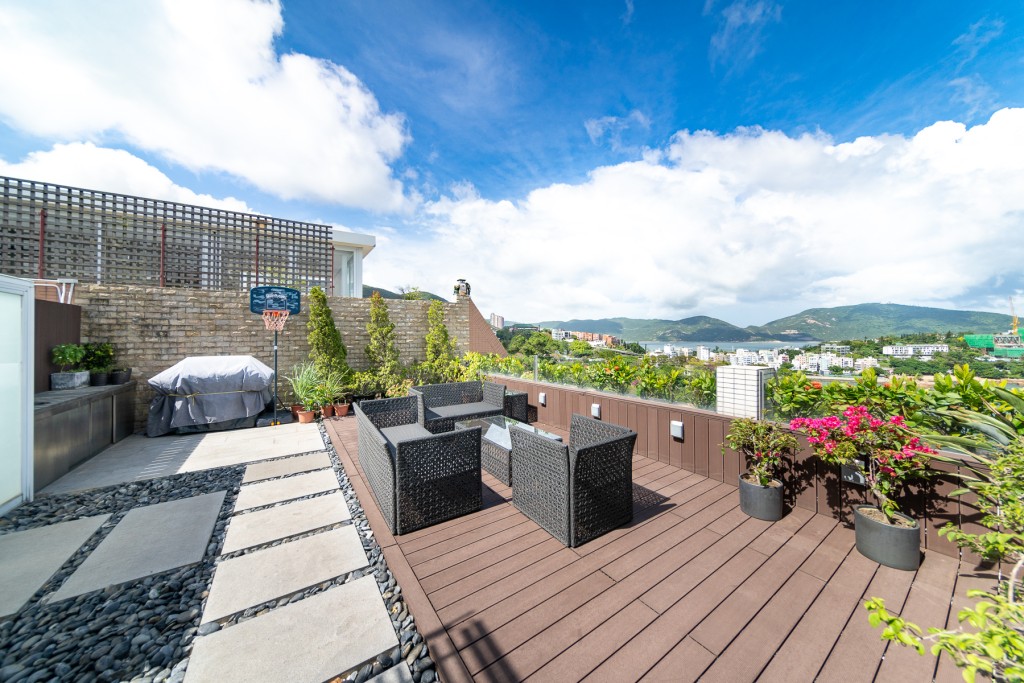 天台面積遼闊，已鋪設條子木板及石卵路，可供擺放多組戶外家具。