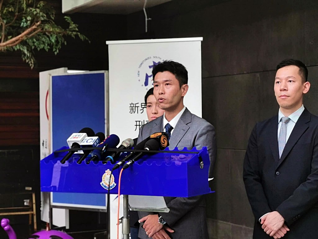 警方新界南總區反三合會行動組總督察黃志騰(中)。 警方新界南總區反三合會行動組總督察黃志騰(中)。
