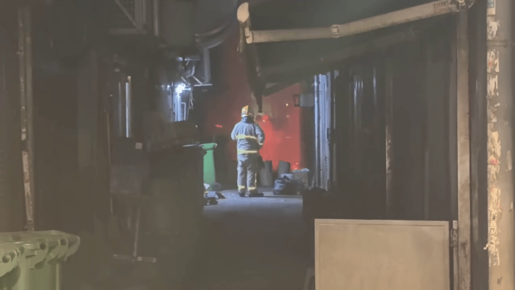 片段最後消防員已控制火勢，現場濃煙密佈。