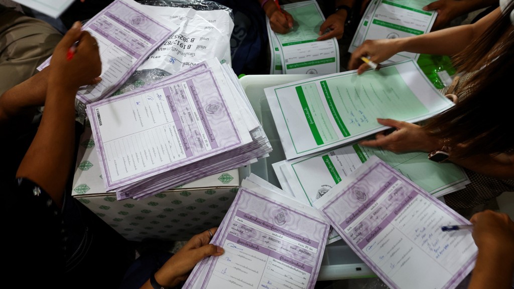 泰国5月14日举行大选，工作人员忙碌准备选票等物资。 路透社