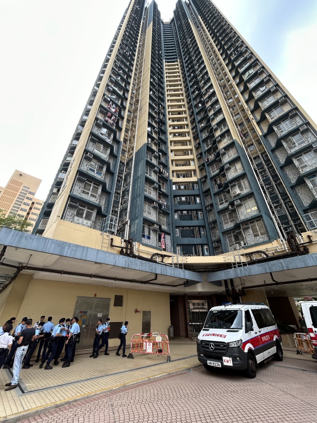 大批机动部队警员抵葵涌邨碧葵楼搜查。(杨伟亨摄)
