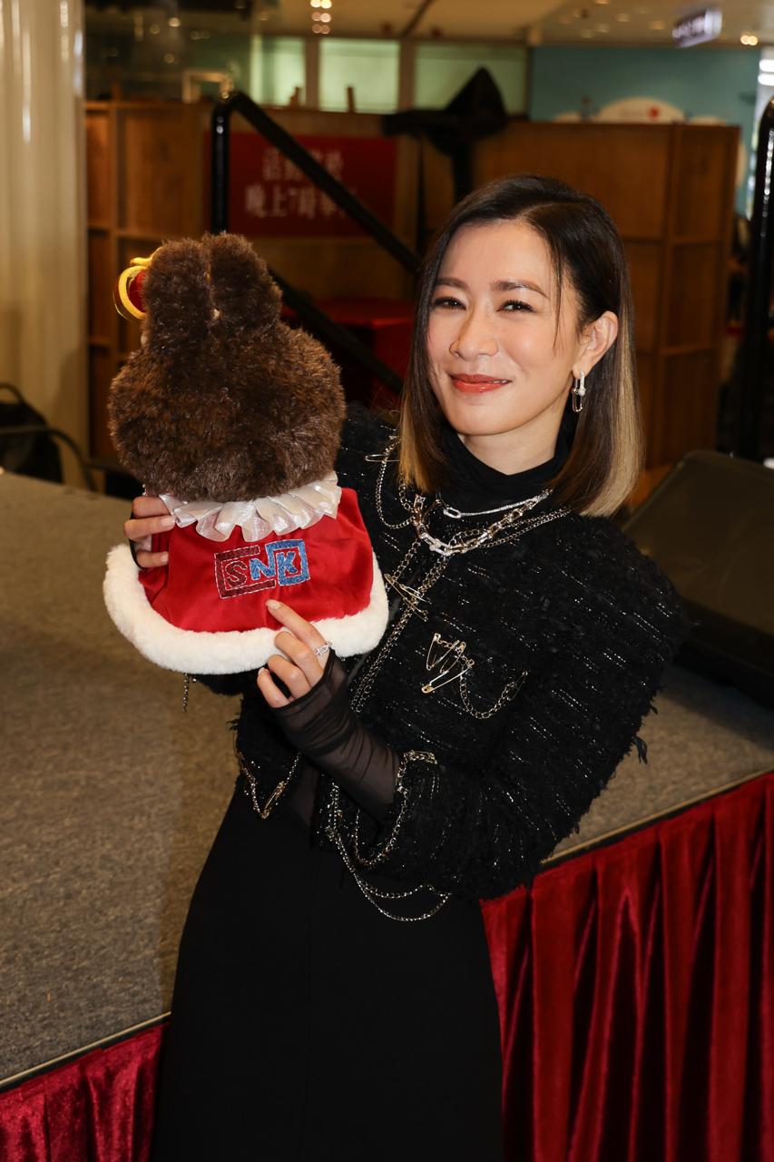 佘詩曼收到禮物。 佘詩曼收到禮物。