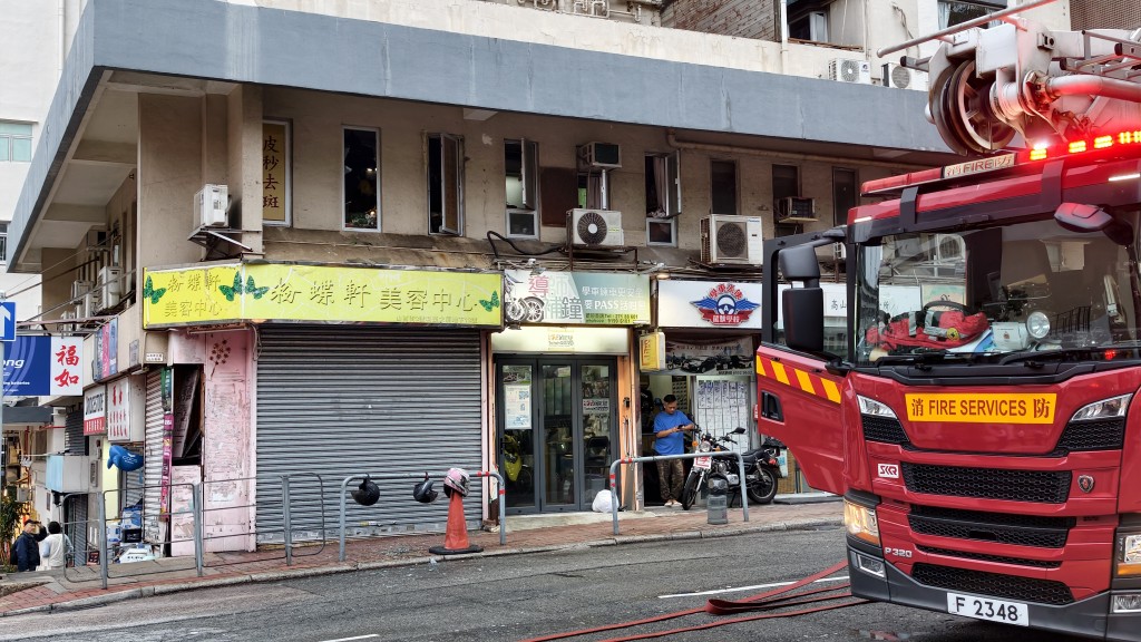 火警中消防動用一喉一煙帽隊。