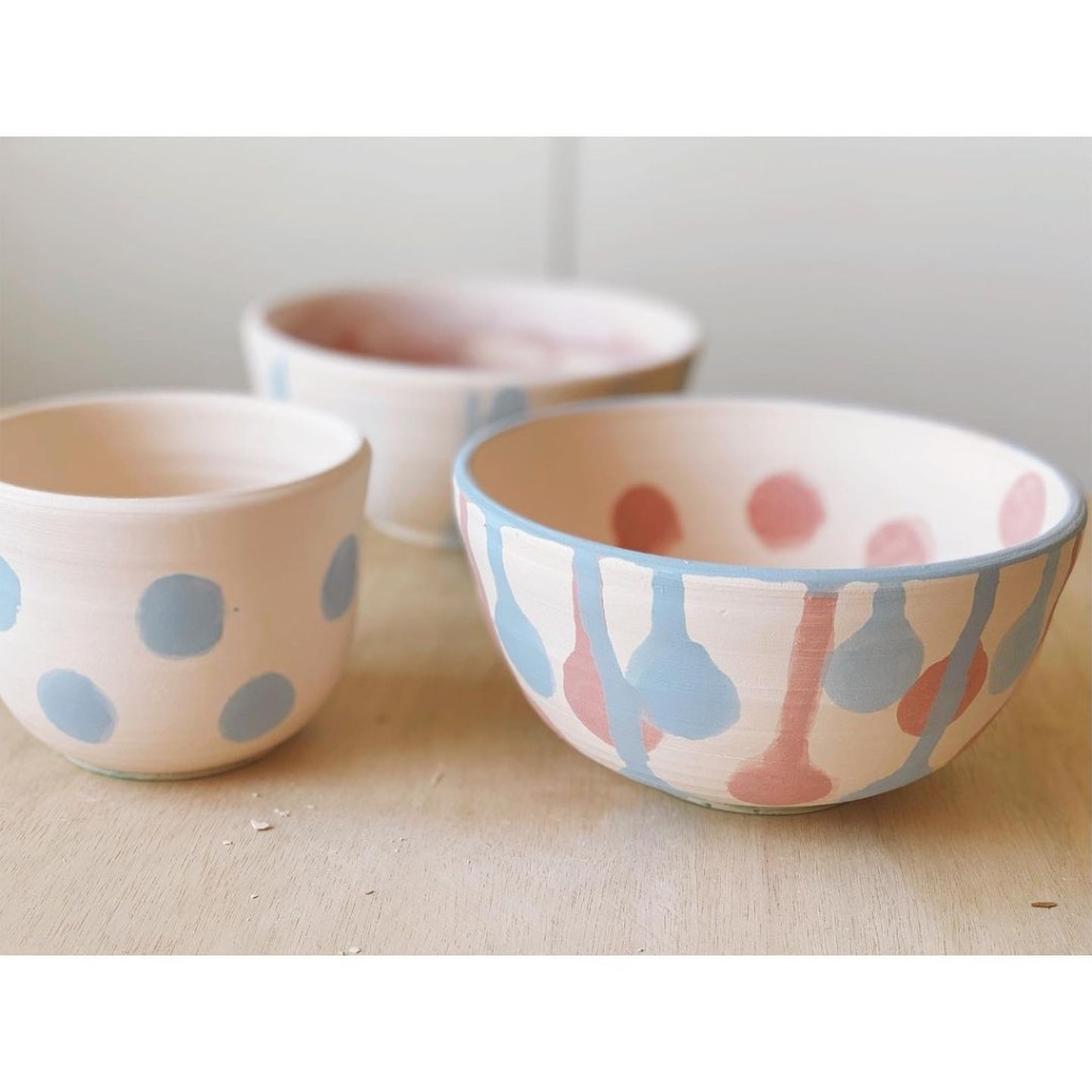 Gigi早前分享囡囡Sofia为陶瓷填色的照片。