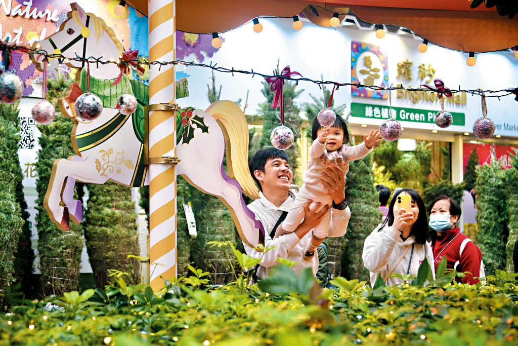 聖誕節臨近，花墟聖誕裝飾吸引小朋友。