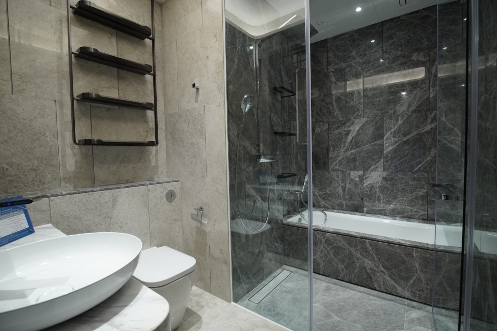 浴室设计简洁，备有层架方便摆放杂物。