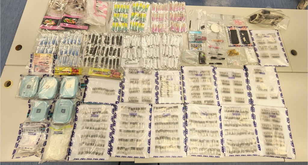 警方展示檢獲的毒品。