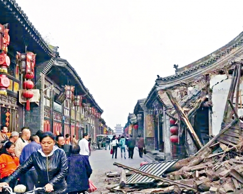 平遙古城有古建築在暴雨下倒塌。
