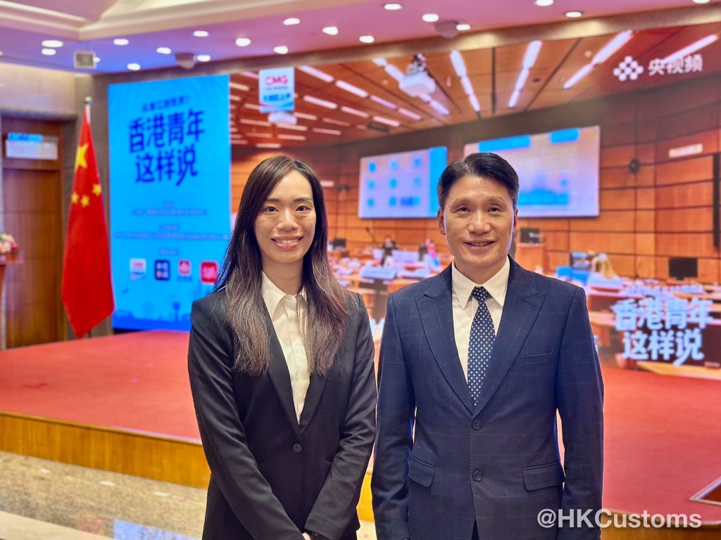 署理海關關長胡偉軍(右)亦親身出席發布儀式,為楊皓兒打氣撐場。 署理海關關長胡偉軍(右)亦親身出席發布儀式,為楊皓兒打氣撐場。