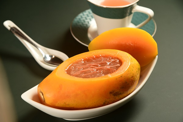 木瓜盅燉燕窩 $300
將原個當造清甜的木瓜注入頂湯及燕窩等講究用料，入口鮮美養顏。