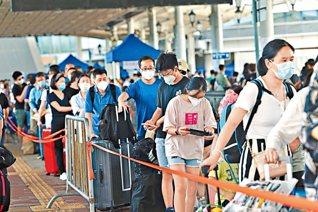 大批市民於深圳灣口岸輪候檢測。