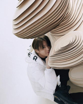 姜濤穿着Moncler Collection另一款的米白色 Salzman 羽絨短身外套/$13,500/M，糅合動感性能與經典設計，採用防風及防水Longue Saison尼龍製作，褸身用上長方格絎縫以保持熱量，配搭可調節袖口與雙向拉鏈門襟，提升整體舒適感與功能性。(Moncler)