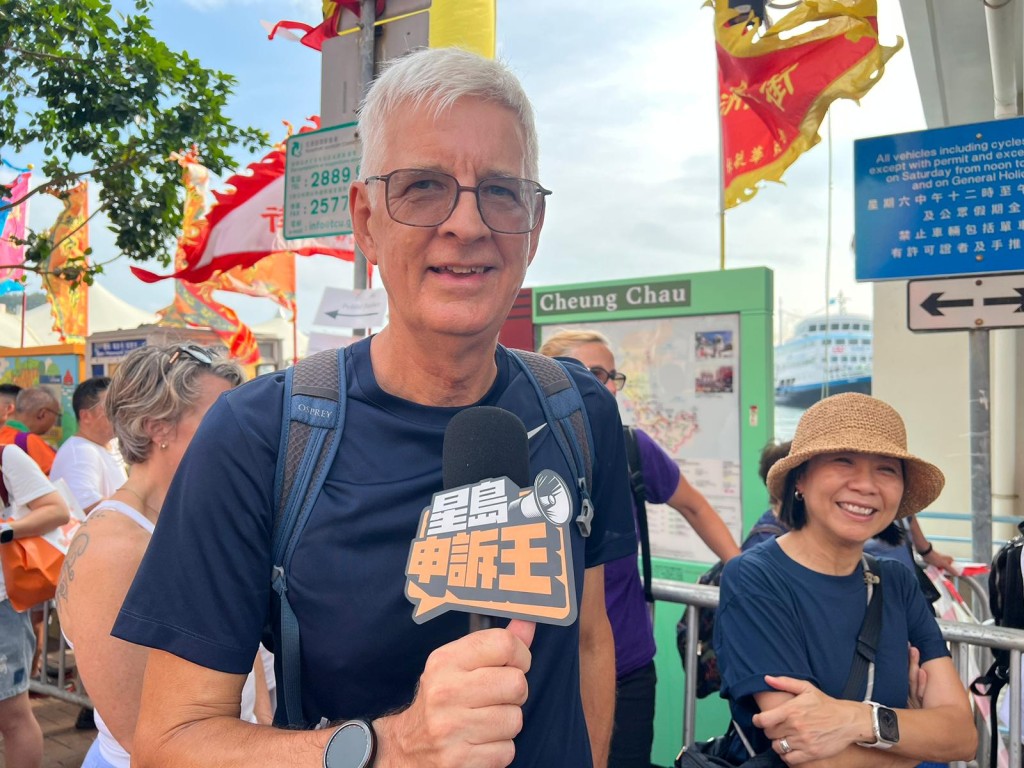 居英港人Steve估計街上多達過萬人遊逛,大讚警方在控制人流及秩序方面能力出眾。 居英港人Steve估計街上多達過萬人遊逛,大讚警方在控制人流及秩序方面能力出眾。