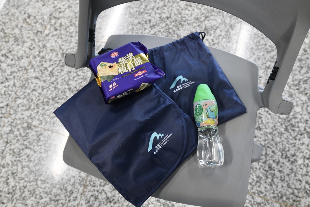 机场亦为滞留旅客准备了物资包，内含水、基本的饼乾及毛毡。何君健摄