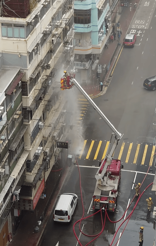 消防員向單位射水灌救。香港突發事故報料區FB圖片