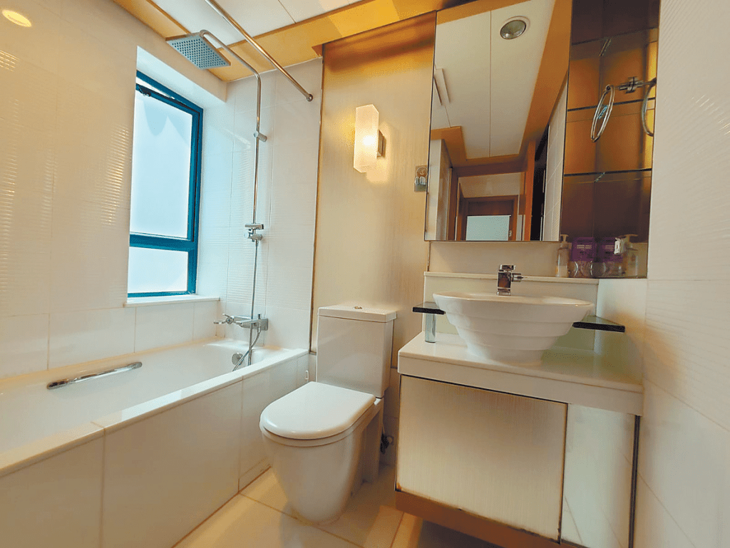 浴室备有浴缸，镜柜既方便梳洗亦可放置沐浴用品。