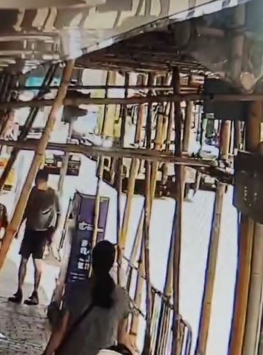 老婦過路遭垃圾車撞低。fb馬路的事討論區 