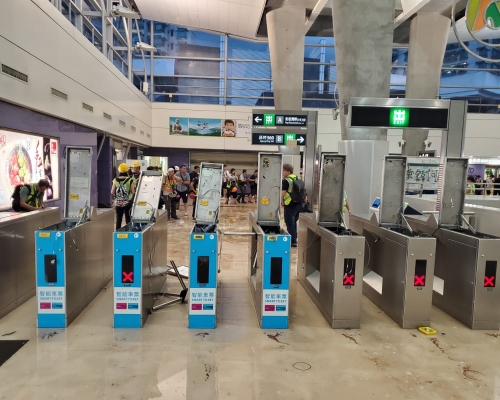 东涌站因破坏严重，个别出入口需要关闭。