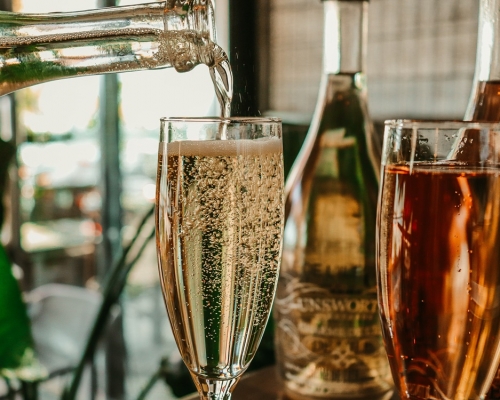 俄罗斯规定外国香槟酒瓶标签，只能标明是「汽酒」（sparkling wine），不能写「香槟」。unsplash图片