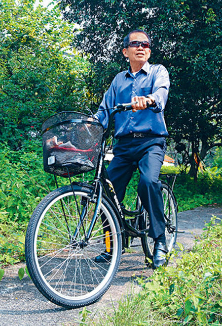 簡偉南與已故冠軍練馬師簡炳墀，同是上水松柏塱村原居民。
