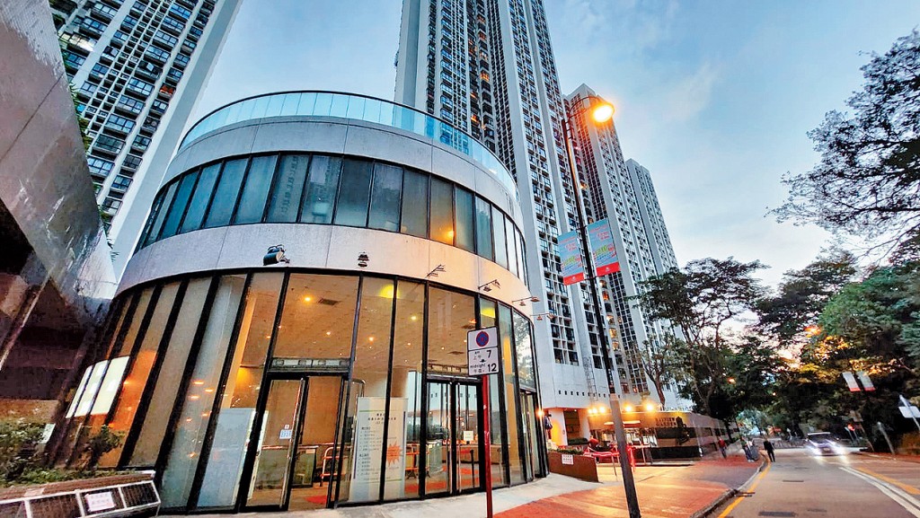 荃灣灣景花園商場由上市公司美建集團承接。