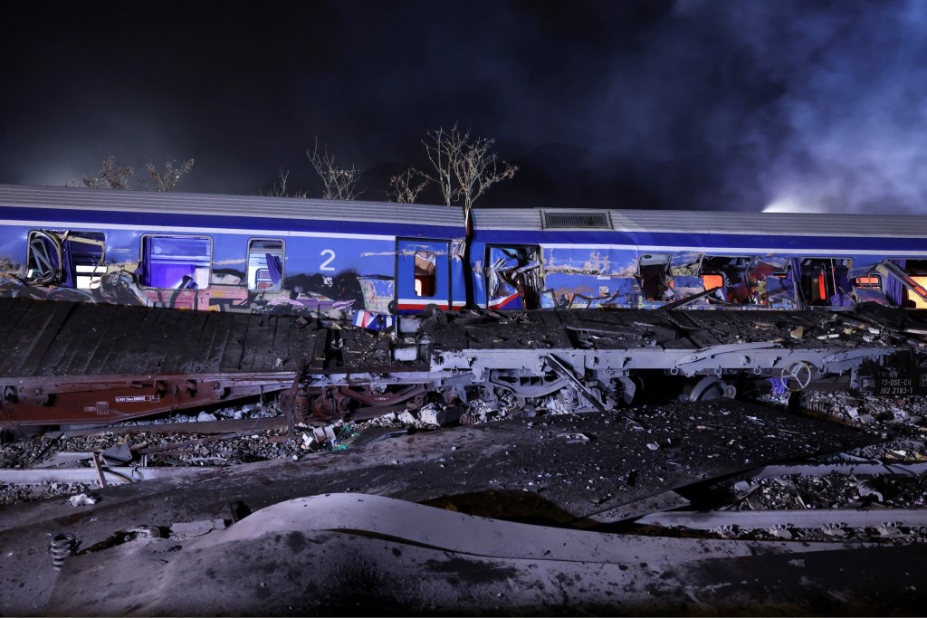 希臘火車相撞，列車車廂嚴重損毀。 路透社