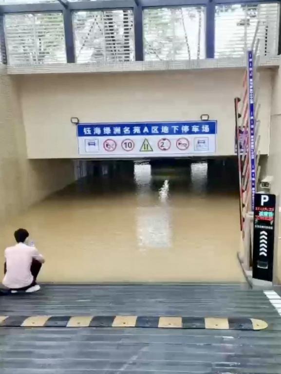 有珠海的地库停车场遭积水淹浸。