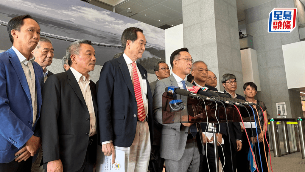 鄉議局主席劉業強、副主席林偉強提交施政報告建議書後見記者。常彧璠攝